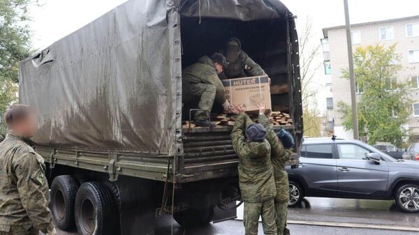 Погрузка гуманитарной помощи, собранной администрацией Лискинского района Воронежской области