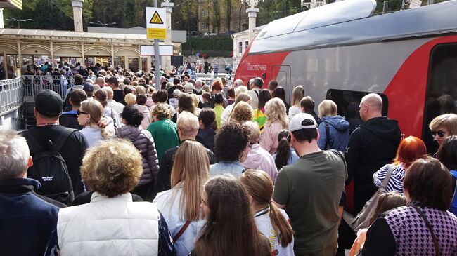 Вокзал в Кисловодске. Выход через турникеты - пассажирам приходится стоять в очереди