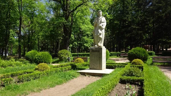 Нижний парк, памятник Пушкину