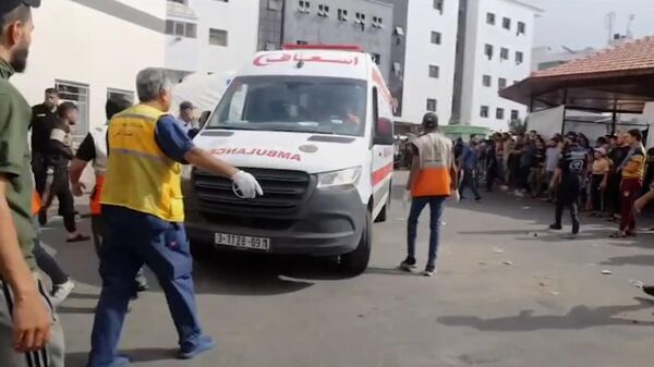 Пострадавших после израильского удара доставляют в больницу. Кадры из сектора Газа