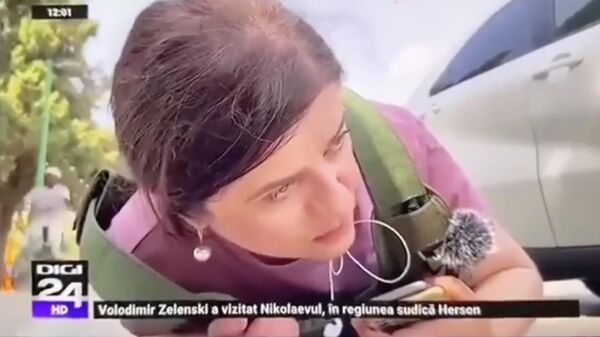 Румынская журналистка телеканала Digi 24 во время эфира. Кадр видео