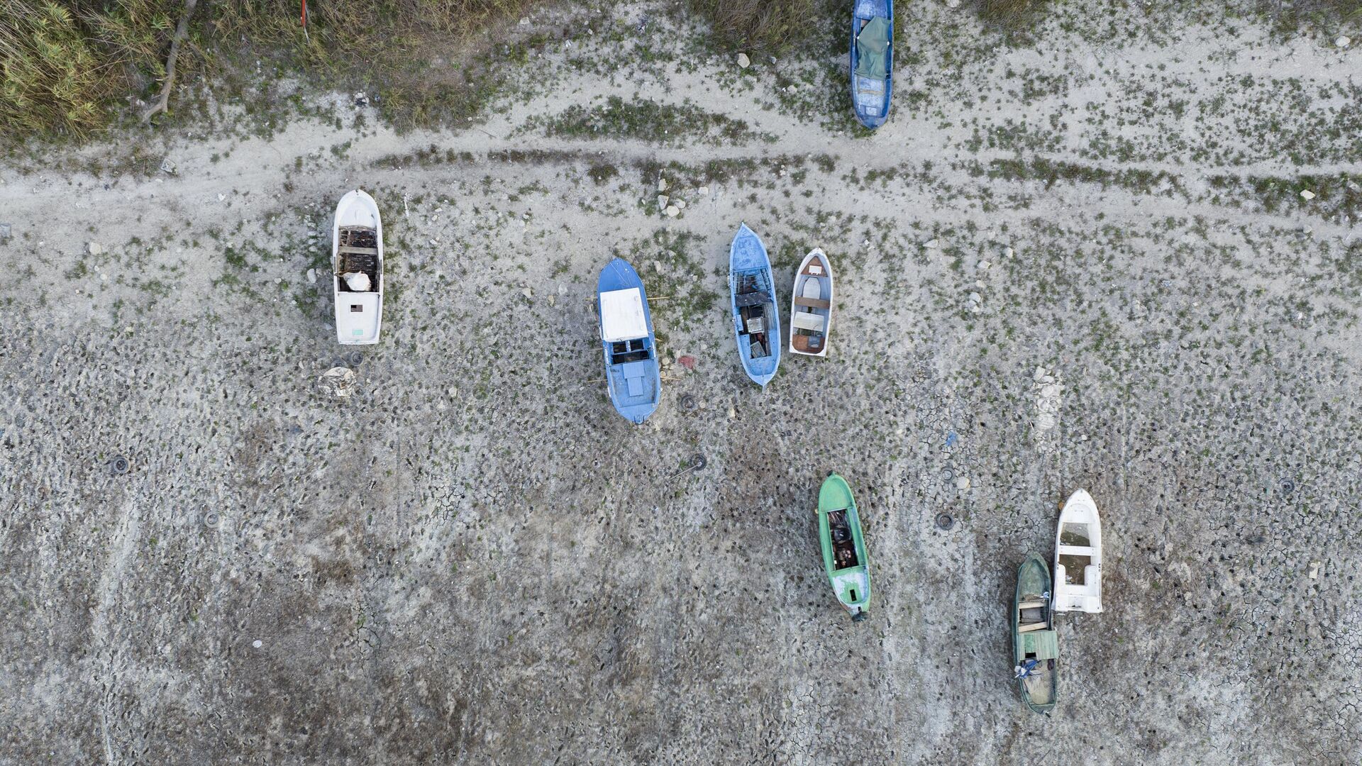 Лодки на частично высохшем водохранилище Теркосской плотины в Стамбуле - РИА Новости, 1920, 23.10.2023