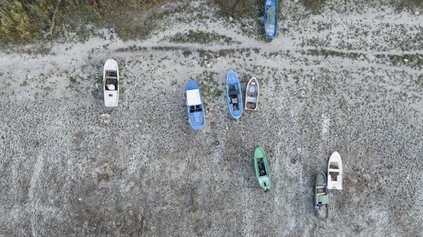 Лодки на частично высохшем водохранилище Теркосской плотины в Стамбуле