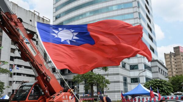 Мужчина с флагом Тайваня в Тайбэе