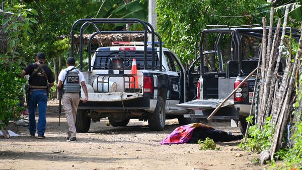 Силы безопасности Мексики осматривают территорию, где были убиты 11 полицейских