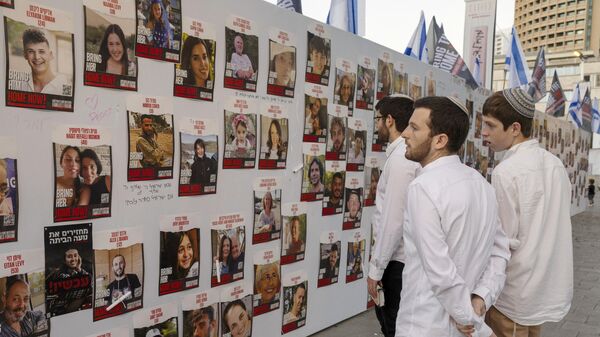 Фотографии израильтян, пропавших без вести и находящихся в плену в Газе, выставленные на улице в Тель-Авиве