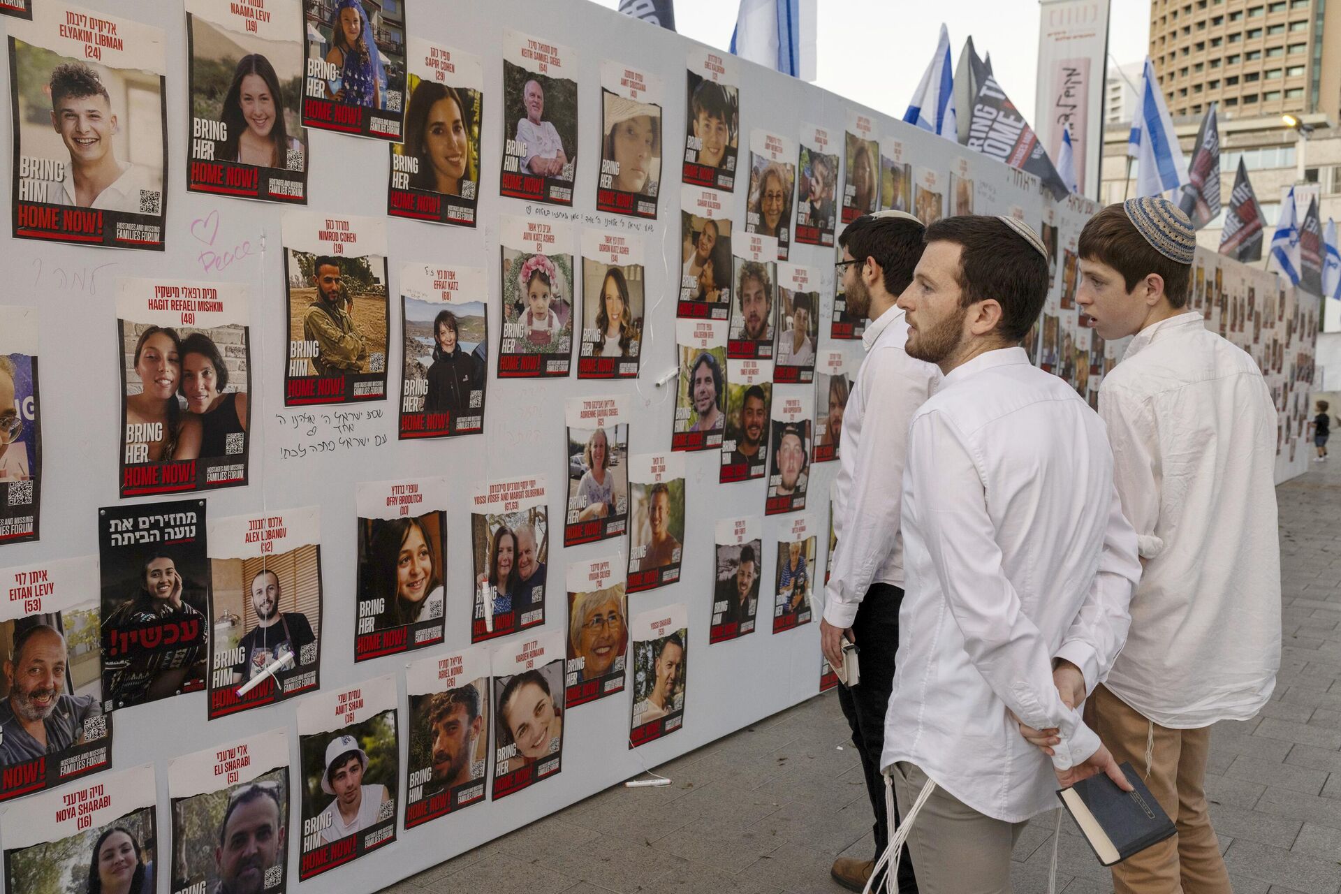 Фотографии израильтян, пропавших без вести и находящихся в плену в Газе, выставленные на улице в Тель-Авиве - РИА Новости, 1920, 25.10.2023