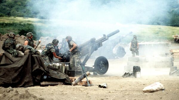Американские военные ведут огонь из 105-мм гаубиц М102  во время вторжения на Гренаду в 1983 году