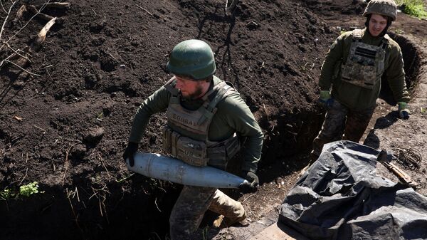 Украинский военнослужащий с артиллерийским снарядом в Донецкой области