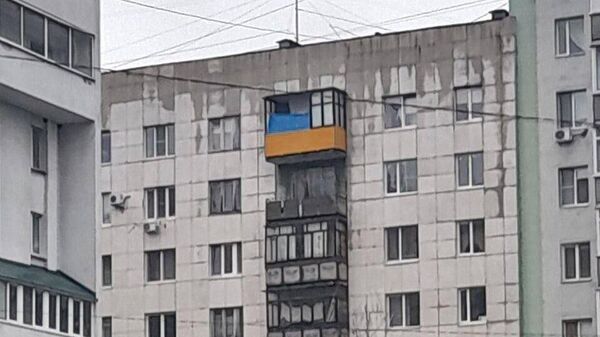 Синее одеяло на одном из балконов дома в Белгороде
