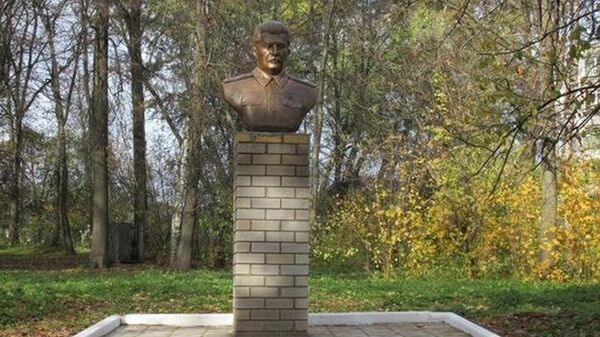  Памятник Иосифу Сталину установили в детском парке города Орлов Кировской области