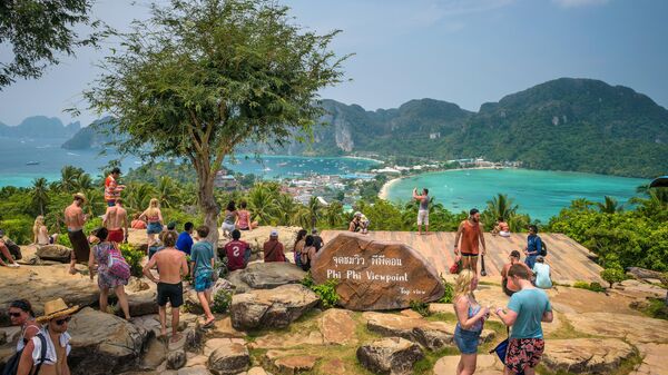 Туристы любуются видом на острова Пхи Пхи в Таиланде