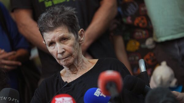 Освобожденная из плена палестинского движения ХАМАС 85-летняя Йохевед Лифшиц во время пресс-конференции в Тель-Авиве