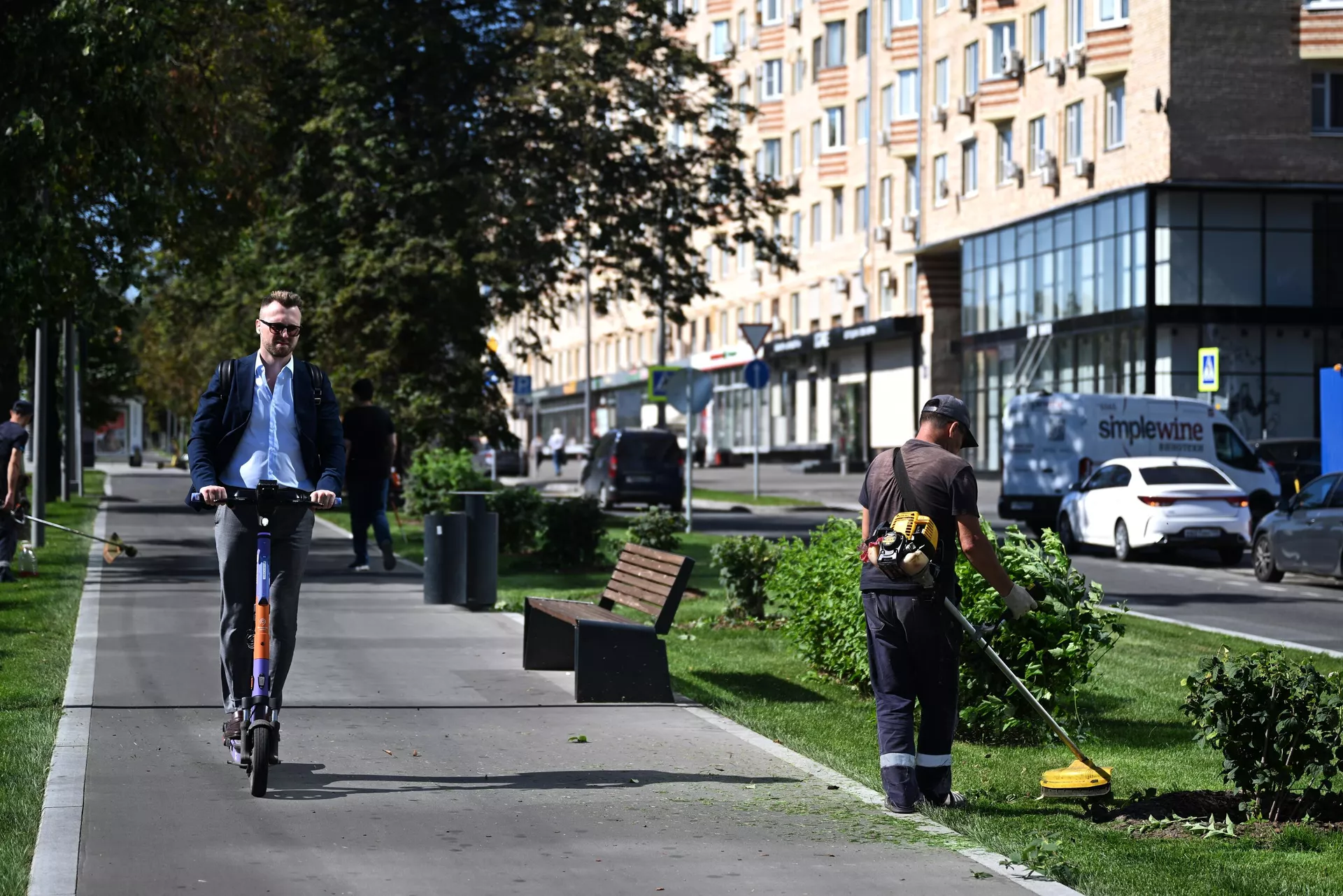 Мужчина едет на электросамокате на площади Гагарина в Москве Мужчина едет на электросамокате на площади Гагарина в Москве - РИА Новости, 1920, 24.10.2023