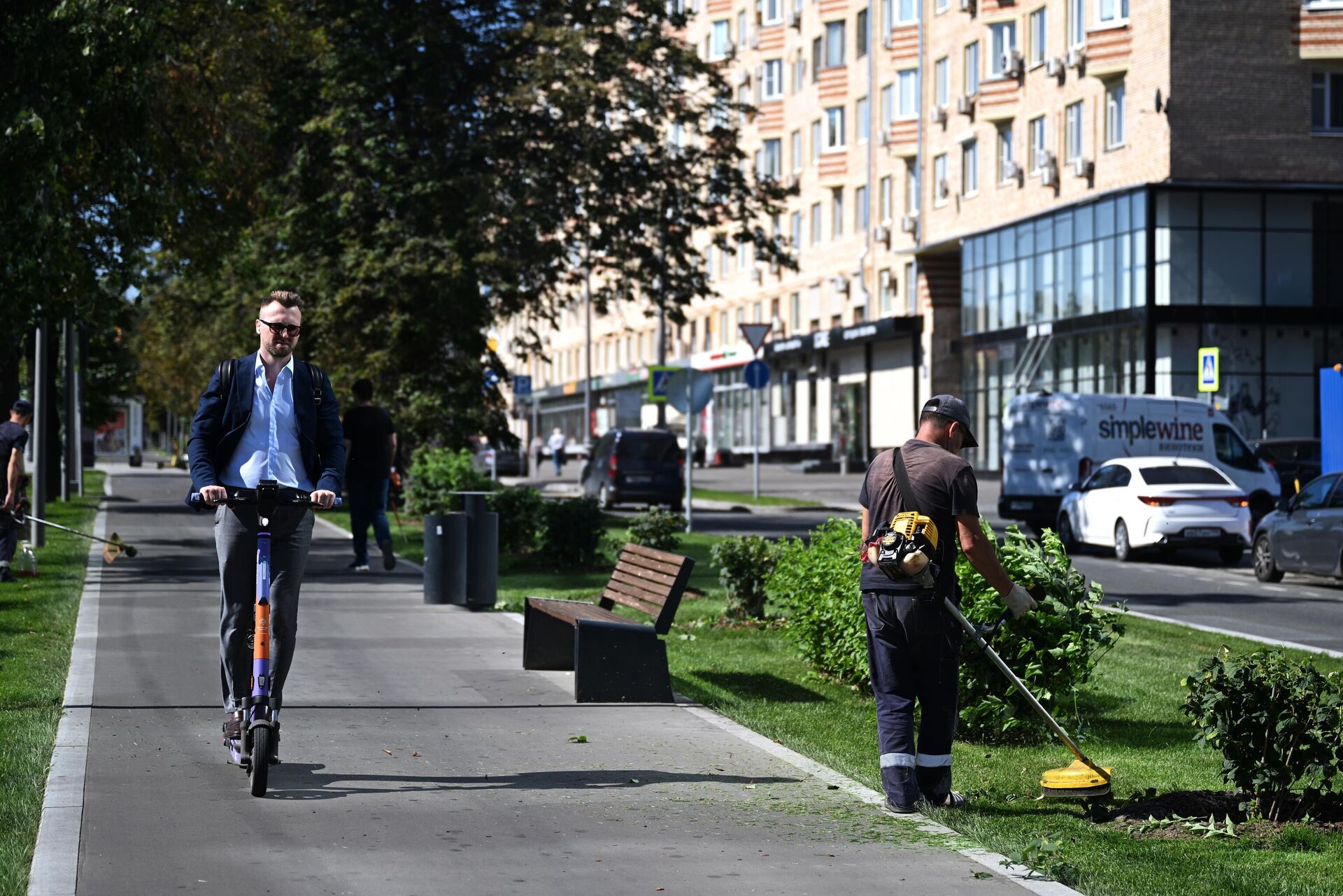 Мужчина едет на электросамокате на площади Гагарина в Москве - РИА Новости, 1920, 24.10.2023