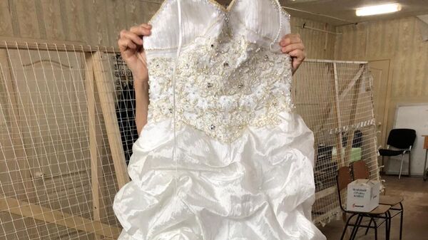 Жительница Красноярского края пожертвовала свадебное платье для плетения маскировочных сетей
