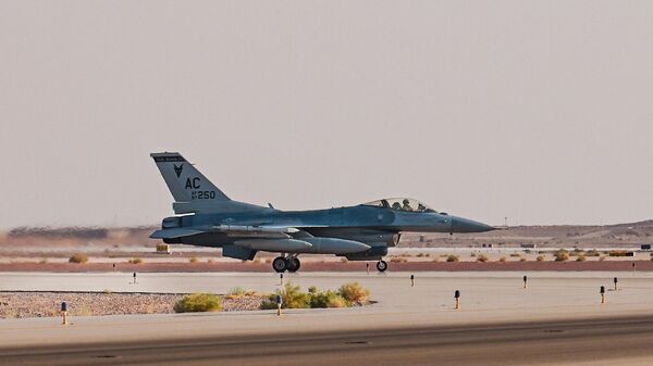 Американский истребитель F-16 после прибытия в зону палестино-израильского конфликта