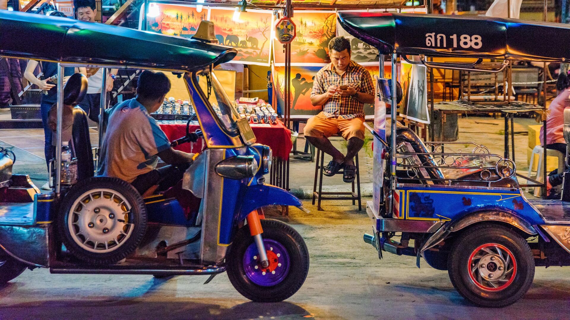 Тук-туки на ночном рынке в Чиангмае, Таиланд - РИА Новости, 1920, 26.10.2023