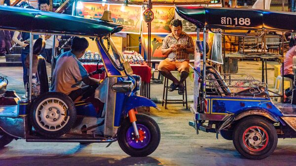 Тук-туки на ночном рынке в Чиангмае, Таиланд