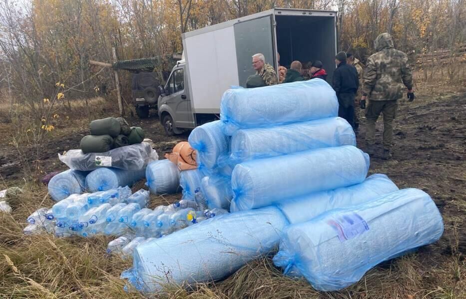 Разгрузка гуманитарного груза из Орловской области для бойцов спецоперации - РИА Новости, 1920, 25.10.2023