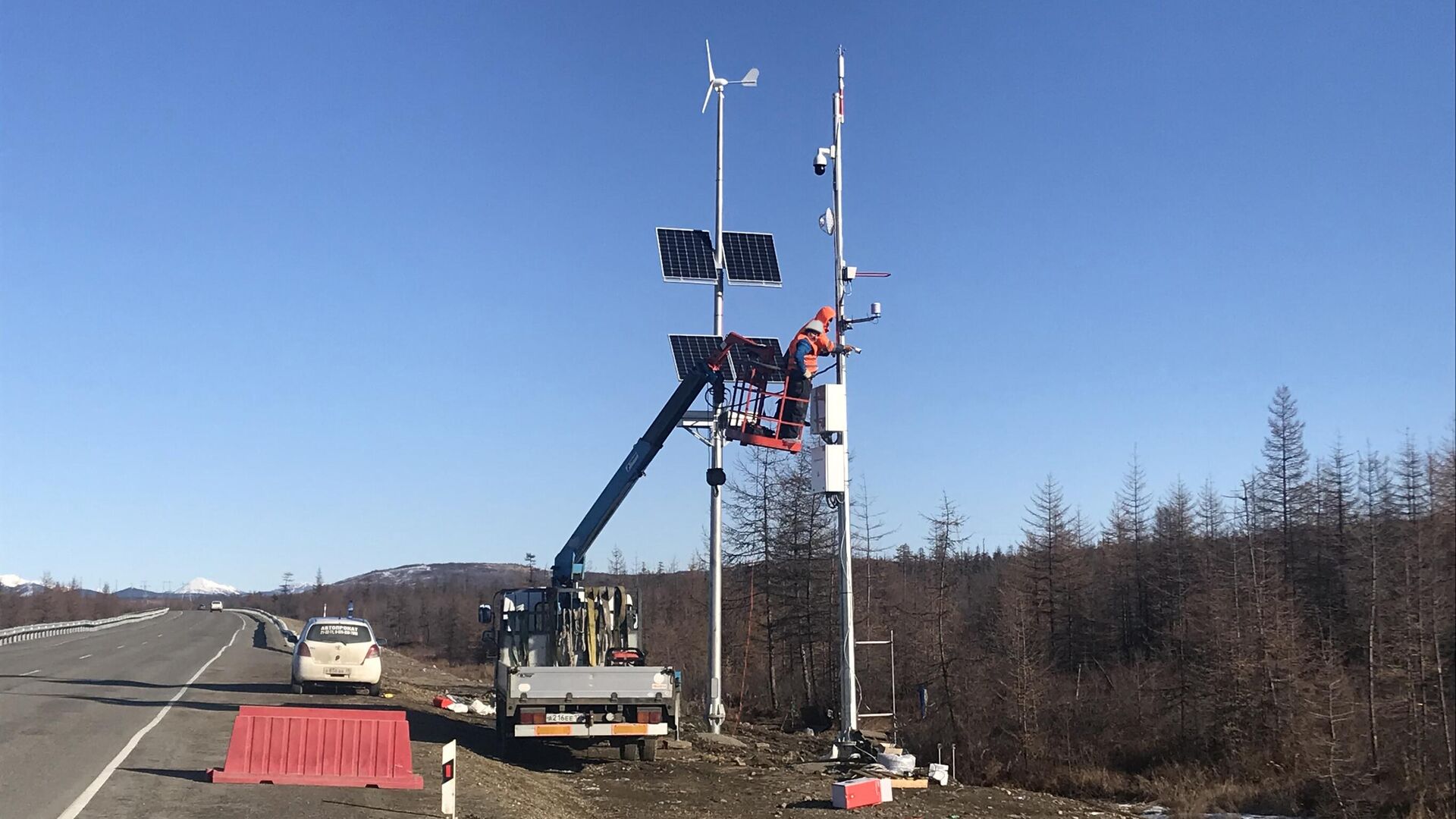 Установка поста наблюдения за вечной мерзлотой на трассе Р-504 Колыма - РИА Новости, 1920, 25.10.2023