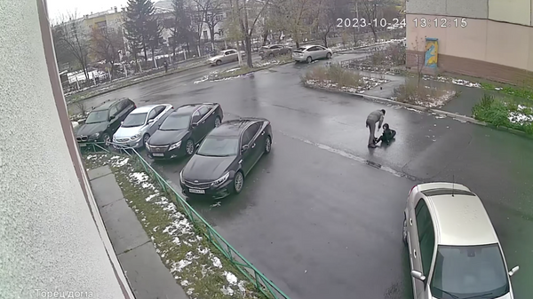 Стоп-кадр видео избиения школьника в Миассе в Челябинской области