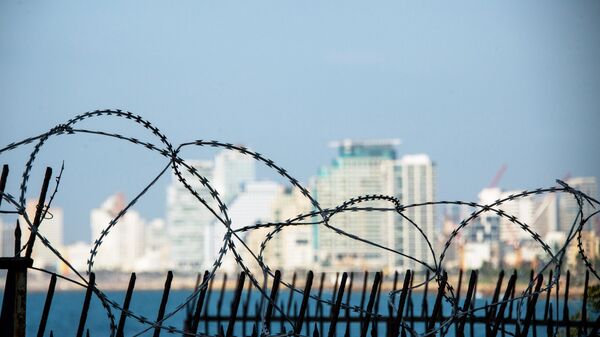 Колючая проволока на заборе у набережной в районе Яффо в Тель-Авиве