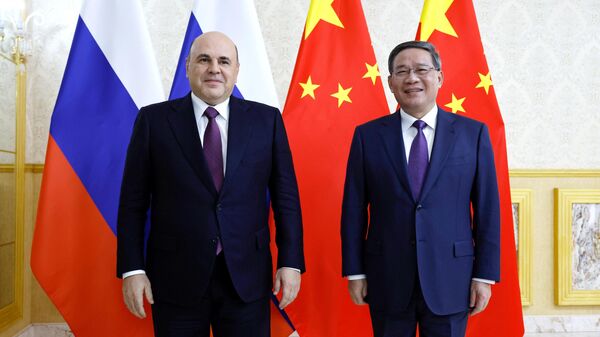 Председатель правительства РФ Михаил Мишустин и премьер Госсовета КНР Ли Цян во время двухсторонней встречи в Бишкеке