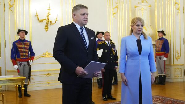 Президент Словакии Зузана Чапутова и премьер-министр Роберт Фицо во время церемонии приведения к присяге в Президентском дворце в Братиславе. 25 октября 2023 года