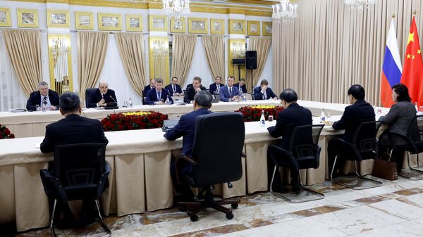 Председатель правительства РФ Михаил Мишустин во время двухсторонней встречи с премьером Госсовета КНР Ли Цяном в Бишкеке. 25 октября 2023