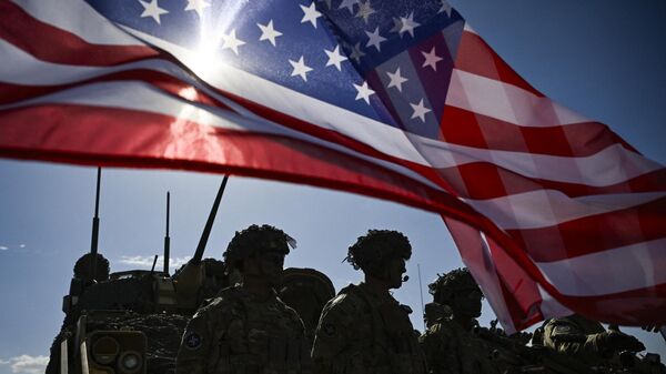 Американские солдаты с флагом США во время совместных военных учений НАТО