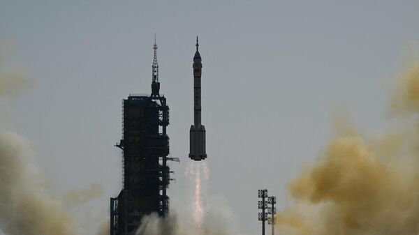 Запуск китайского космического корабля Шэньчжоу-17