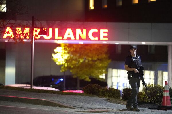 Офицер правоохранительных  возле Центрального медицинского центра штата Мэн во время случая перестрелки в Льюистоне