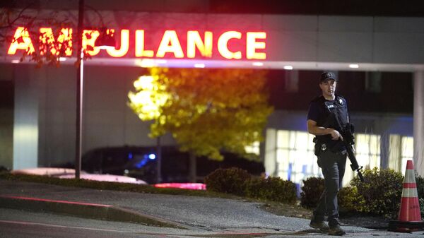 Офицер правоохранительных  возле Центрального медицинского центра штата Мэн во время случая перестрелки в Льюистоне