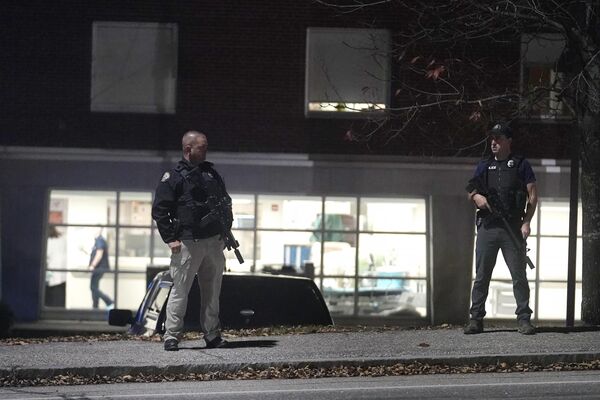 Сотрудники правоохранительных около Центрального медицинского центра штата Мэн на фоне случившейся перестрелки в Льюистоне, штат Мэн 