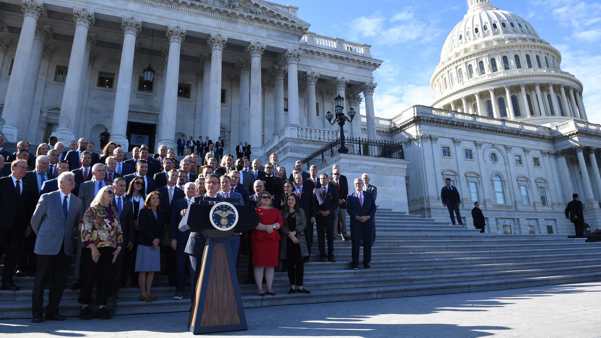 Избранный спикер Палаты представителей США Майк Джонсон выступает на пресс-конференции у здания Капитолия в Вашингтоне. 25 октября 20231