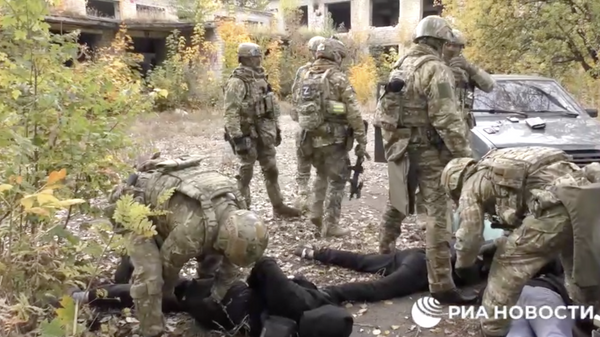 Момент задержания сотрудниками УФСБ злоумышленников, собиравшихся продать две мины для миномета, боекомплект снарядов и несколько сотен патронов в Донецке