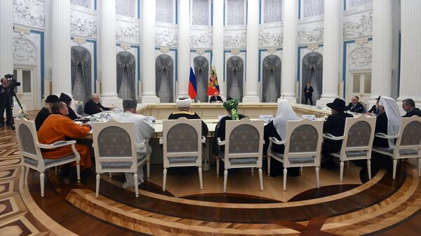 Президент РФ Владимир Путин во время встречи с представителями религиозных конфессий России