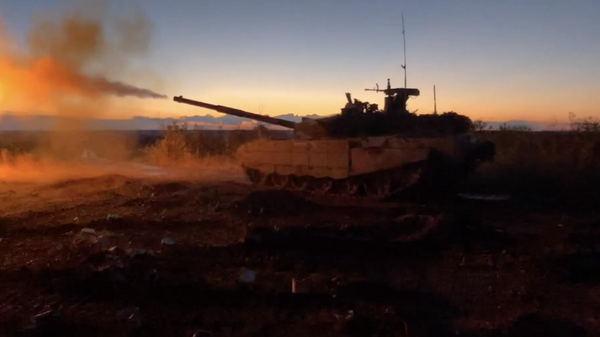 Экипаж танка Т-90М Прорыв наносит удар по группе боевиков под Клещеевкой