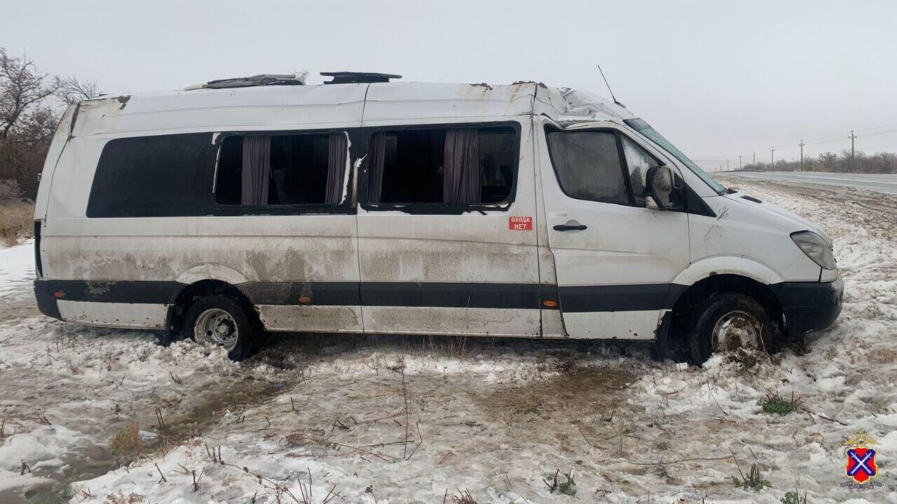 Пассажирский микроавтобус, попавший в ДТП на трассе в Волгоградской области. 26 октября 2023 - РИА Новости, 1920, 26.10.2023