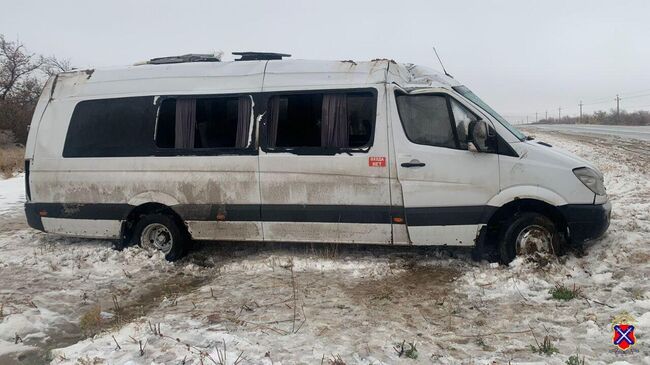 Пассажирский микроавтобус, попавший в ДТП на трассе в Волгоградской области. 26 октября 2023