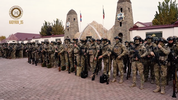 Воины подразделения ОМОНа АХМАТ-1 Управления Росгвардии по Чеченской Республике, отправляющиеся в зону СВО