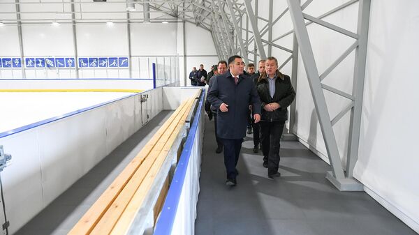Губернатор Тверской области Игорь Руденя осматривает спорткомплекс Коралл Арена в Бежецке