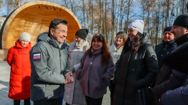 Губернатор Московской области Андрей Воробьев в парке у озера Киово в Лобне