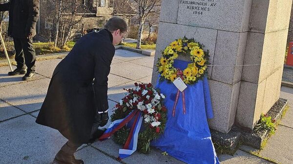Российский консул Николай Коныгин возложил венок к памятнику советским воинам-освободителям в городе Киркенес, Норвегия