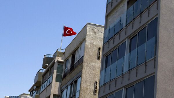 Флаг на здании посольства Турции в Тель-Авиве, Израиль