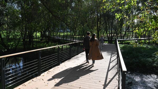 Люди гуляют в парке Яуза в долине реки Яузы в Москве