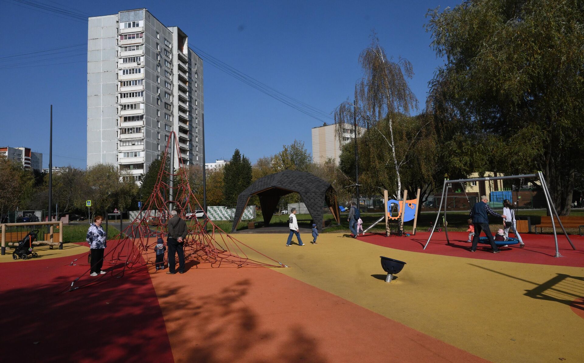 Люди с детьми гуляют на детской площадке в парке Яуза - РИА Новости, 1920, 27.10.2023