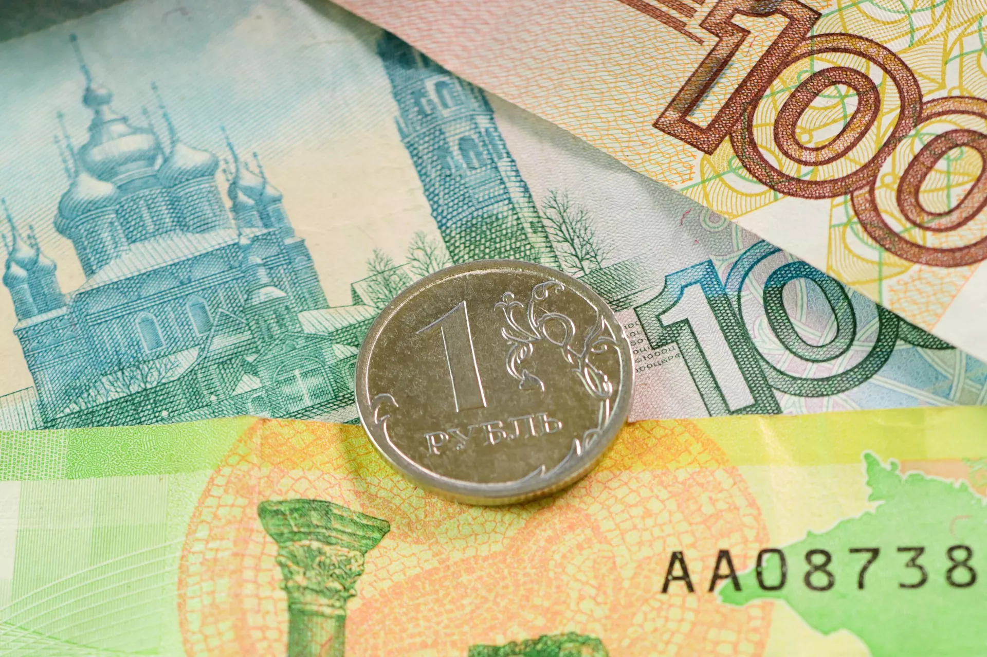 Монета номиналом один рубль и банкноты номиналом 100, 200 и 1000 рублей Монета номиналом один рубль и банкноты номиналом 100, 200 и 1000 рублей - РИА Новости, 1920, 20.06.2025