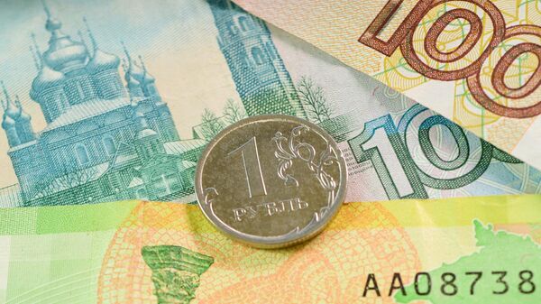 Монета номиналом один рубль и банкноты номиналом 100, 200 и 1000 рублей